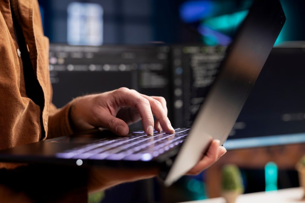 Informatyk na etat czy outsourcingu IT Co wypada lepiej