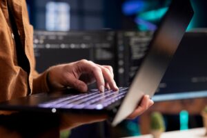 Informatyk na etat czy outsourcingu IT Co wypada lepiej