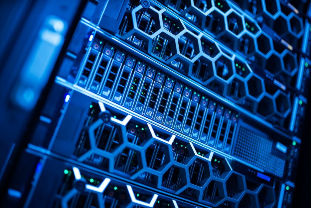 Jak zapobiegać awariom serwerów i utracie danych